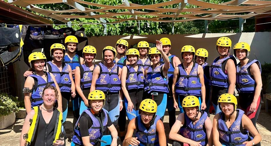 Groepsfoto alvorens rivertubing Groepsfoto alvorens rivertubing